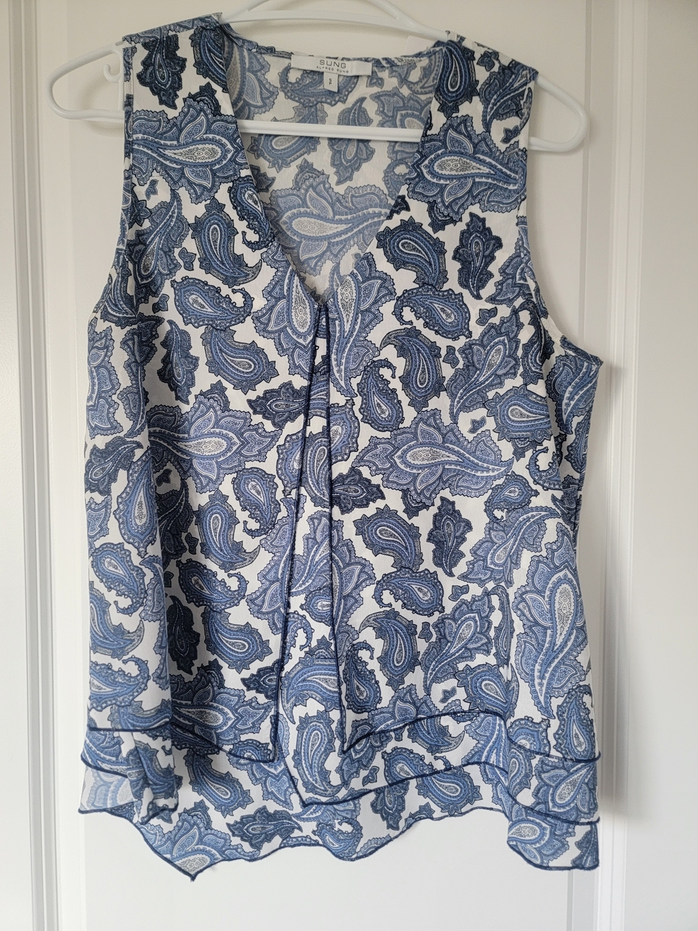 ALFRED SUNG White and Blue Paisley V-Neck Sleeveless Tiered Camisole Tank